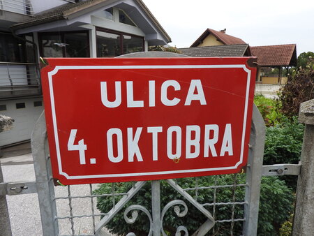 Tabla, ki označuje ulico 4. oktobra
